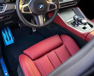 Bilutleie av BMW X6 2022 i i De Forente Arabiske Emirater, inkluderer ✓ Bensin drivstoff og 470 hestekrefter ➤ Starter fra 1070 AED per dag.