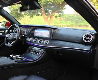 Mercedes-Benz E-Class Coupe sisätila vuokrattavana Arabiemiirikunnissa. Erinomainen 4-paikkainen auto Automaattinen-vaihteistolla.