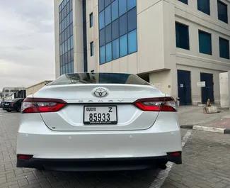 Toyota Camry bérlése. Kényelmes, Prémium típusú autó bérlése az Egyesült Arab Emírségekben ✓ Letét 1500 AED ✓ Biztosítási opciók: TPL, CDW.