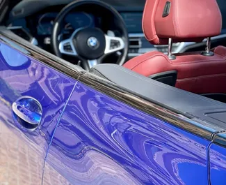 BMW 420i Cabrio 2023 automašīnas noma AAE, iezīmes ✓ Benzīns degviela un 350 zirgspēki ➤ Sākot no 700 AED dienā.