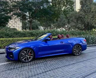 Interiøret til BMW 420i Cabrio til leie i De Forente Arabiske Emirater. En flott 4-seters bil med Automatisk-gir.