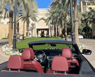 BMW 420i Cabrio 2023 tillgänglig för uthyrning i Dubai, med en körsträckegräns på 250 km/dag.