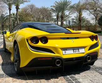 Ferrari F8 2022 disponible para alquilar en Dubai, con límite de millaje de 250 km/día.