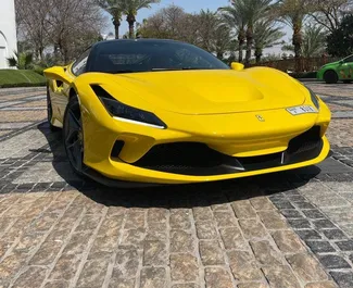 Vista frontal de un Ferrari F8 de alquiler en Dubai, EAU ✓ Coche n.º 5992. ✓ Automático TM ✓ 0 opiniones.