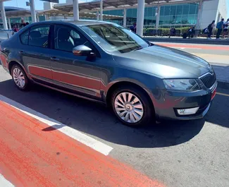 Skoda Octavia – samochód kategorii Komfort na wynajem na Cyprze ✓ Depozyt 400 EUR ✓ Ubezpieczenie: OC, CDW, Młody.