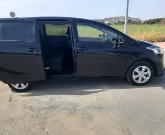 Vista frontal de un Toyota Sienta de alquiler en Larnaca, Chipre ✓ Coche n.º 6519. ✓ Automático TM ✓ 0 opiniones.