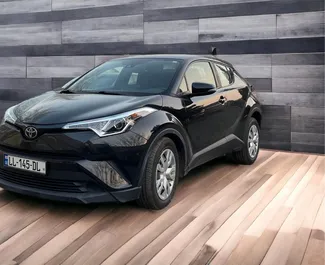 Predný pohľad na prenajaté auto Toyota C-HR v v Tbilisi, Georgia ✓ Auto č. 6327. ✓ Prevodovka Automatické TM ✓ Hodnotenia 0.