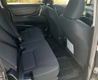 Toyota Sienta 2019 autóbérlés Cipruson, jellemzők ✓ Benzin üzemanyag és 103 lóerő ➤ Napi 57 EUR-tól kezdődően.
