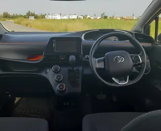 Ενοικίαση Toyota Sienta. Αυτοκίνητο Οικονομική, Άνεση, Μίνι βαν προς ενοικίαση στην Κύπρο ✓ Κατάθεση 700 EUR ✓ Επιλογές ασφάλισης: TPL, CDW, Κλοπή.