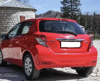 Toyota Yaris 租赁。在 在黑山 出租的 经济, 舒适性 汽车 ✓ Deposit of 100 EUR ✓ 提供 TPL, CDW, Abroad 保险选项。