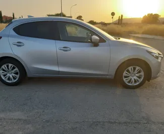 Framvy av en hyrbil Mazda Demio i Larnaca, Cypern ✓ Bil #6507. ✓ Växellåda Automatisk TM ✓ 0 recensioner.