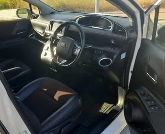 Wynajmij Toyota Sienta 2019 na Cyprze. Paliwo: Benzyna. Moc: 103 KM ➤ Koszt od 57 EUR za dobę.