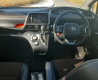 Toyota Sienta – samochód kategorii Ekonomiczny, Komfort, Minivan na wynajem na Cyprze ✓ Depozyt 700 EUR ✓ Ubezpieczenie: OC, CDW, Od Kradzieży.