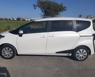 Vista frontale di un noleggio Toyota Sienta a Larnaca, Cipro ✓ Auto #6518. ✓ Cambio Automatico TM ✓ 0 recensioni.