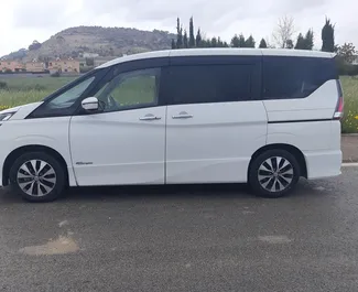 Frontvisning af en udlejnings Nissan Serena i Larnaca, Cypern ✓ Bil #6506. ✓ Automatisk TM ✓ 0 anmeldelser.