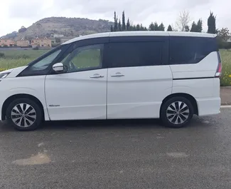 Vista frontal de um aluguel Nissan Serena em Larnaca, Chipre ✓ Carro #6506. ✓ Transmissão Automático TM ✓ 0 avaliações.