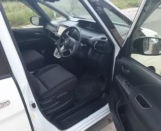 Nissan Serena bérlése. Kényelmes, Kisbusz típusú autó bérlése Cipruson ✓ Letét 900 EUR ✓ Biztosítási opciók: TPL, CDW, Lopás.