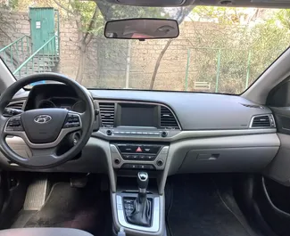 Wnętrze Hyundai Elantra do wynajęcia w Gruzji. Doskonały samochód 4-osobowy. ✓ Skrzynia Automatyczna.