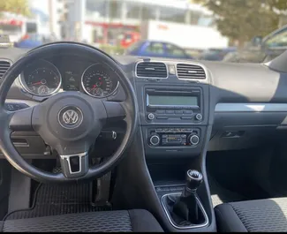 Volkswagen Golf 6 kiralama. Ekonomi, Konfor Türünde Araç Kiralama Arnavutluk'ta ✓ Depozito 250 EUR ✓ TPL, FDW, Yurtdışı sigorta seçenekleri.