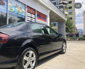 Sprednji pogled najetega avtomobila Peugeot 407 v v Tirani, Albanija ✓ Avtomobil #6438. ✓ Menjalnik Samodejno TM ✓ Mnenja 0.