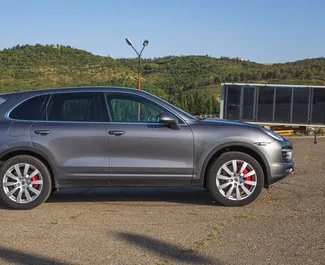 Porsche Cayenne Turbo 2011 araç kiralama Gürcistan'da, ✓ Benzin yakıt ve 500 beygir gücü özellikleriyle ➤ Günde başlayan fiyatlarla 320 GEL.