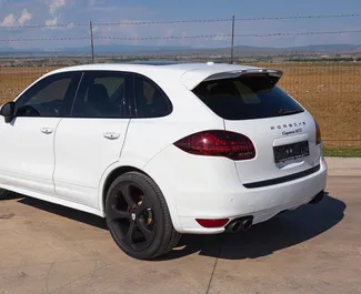 Porsche Cayenne bérlése. Prémium, Luxus, SUV típusú autó bérlése Grúziában ✓ Letét 800 GEL ✓ Biztosítási opciók: TPL, CDW, Lopás.