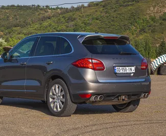 Porsche Cayenne Turbo 2011 的 Petrol 4.8L 发动机，在 在第比利斯 出租。