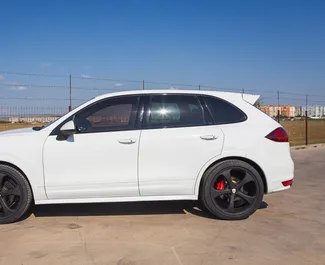 Porsche Cayenne 2013 autóbérlés Grúziában, jellemzők ✓ Benzin üzemanyag és 420 lóerő ➤ Napi 320 GEL-tól kezdődően.