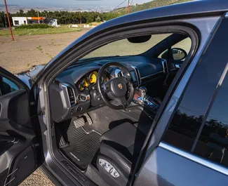 Intérieur de Porsche Cayenne Turbo à louer en Géorgie. Une excellente voiture de 5 places avec une transmission Automatique.