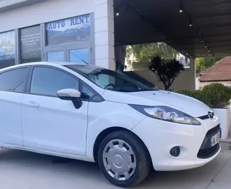 Vista frontal de un Ford Fiesta de alquiler en Tirana, Albania ✓ Coche n.º 6343. ✓ Manual TM ✓ 3 opiniones.