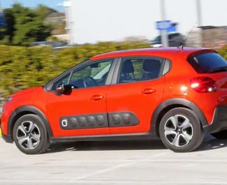 Interior do Citroen C3 para aluguer na Grécia. Um excelente carro de 5 lugares com transmissão Automático.