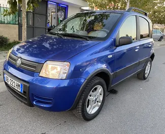 Vista frontal de um aluguel Fiat Panda 4x4 em Tirana, Albânia ✓ Carro #6309. ✓ Transmissão Manual TM ✓ 6 avaliações.