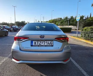 Hibrīds 1,8L dzinējs Toyota Corolla 2022 nomai Salonikos.