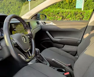 Interior do Volkswagen Polo para aluguer na Grécia. Um excelente carro de 4 lugares com transmissão Automático.