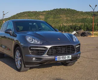 Frontvisning av en leiebil Porsche Cayenne Turbo i Tbilisi, Georgia ✓ Bil #6289. ✓ Automatisk TM ✓ 1 anmeldelser.