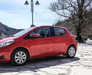 Frontvisning af en udlejnings Toyota Yaris i Budva, Montenegro ✓ Bil #6295. ✓ Automatisk TM ✓ 0 anmeldelser.