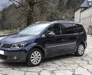 Predný pohľad na prenajaté auto Volkswagen Touran v v Budve, Čierna Hora ✓ Auto č. 6300. ✓ Prevodovka Automatické TM ✓ Hodnotenia 1.