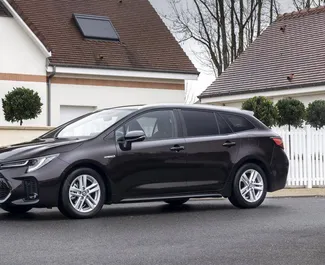 Vista frontal de um aluguel Suzuki Swace no aeroporto de Atenas, Grécia ✓ Carro #6315. ✓ Transmissão Automático TM ✓ 0 avaliações.