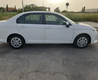 Toyota Corolla Axio 2018 bérelhető Larnacában, korlátlan kilométeres határral.