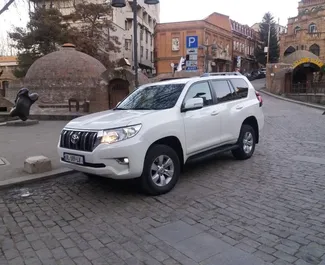 Vista frontal de um aluguel Toyota Land Cruiser Prado em Tbilisi, Geórgia ✓ Carro #2024. ✓ Transmissão Automático TM ✓ 1 avaliações.