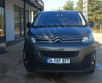 Frontvisning av en leiebil Citroen Jumpy i Antalya, Tyrkia ✓ Bil #6370. ✓ Automatisk TM ✓ 0 anmeldelser.