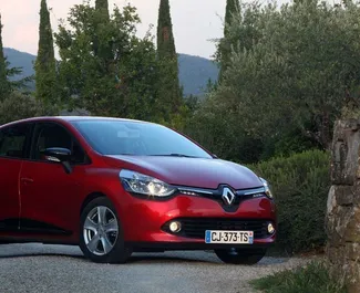 Sprednji pogled najetega avtomobila Renault Clio 4 v na Kreti, Grčija ✓ Avtomobil #6440. ✓ Menjalnik Priročnik TM ✓ Mnenja 0.
