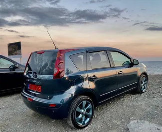 Přední pohled na pronájem Nissan Note Medalist v Limassolu, Kypr ✓ Auto č. 6388. ✓ Převodovka Automatické TM ✓ Recenze 0.