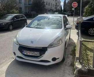 Frontvisning av en leiebil Peugeot 208 i Podgorica, Montenegro ✓ Bil #6575. ✓ Manuell TM ✓ 1 anmeldelser.