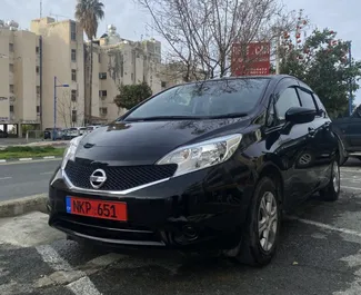 Vista frontal de un Nissan Note de alquiler en Limassol, Chipre ✓ Coche n.º 3965. ✓ Automático TM ✓ 1 opiniones.