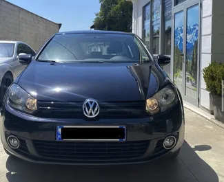 Frontvisning av en leiebil Volkswagen Golf 6 i Tirana, Albania ✓ Bil #6294. ✓ Manuell TM ✓ 1 anmeldelser.