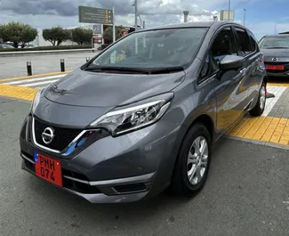 واجهة أمامية لسيارة إيجار Nissan Note في في ليماسول, قبرص ✓ رقم السيارة 6000. ✓ ناقل حركة أوتوماتيكي ✓ تقييمات 1.