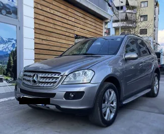 Frontvisning af en udlejnings Mercedes-Benz ML320 i Tirana, Albanien ✓ Bil #6415. ✓ Automatisk TM ✓ 0 anmeldelser.