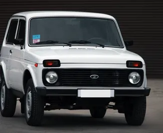 レンタルのLada Nivaの正面ビュー、エレバンにて, アルメニア ✓ 車両番号#1159。✓ マニュアルトランスミッション ✓ 7のレビュー。