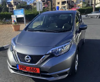 Vooraanzicht van een huurauto Nissan Note in Limassol, Cyprus ✓ Auto #2800. ✓ Transmissie Automatisch TM ✓ 2 beoordelingen.